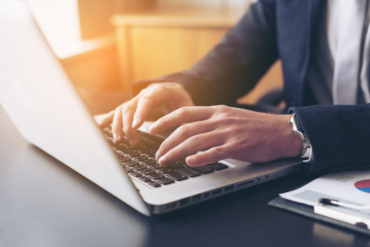 企業売却サイトを利用する方法もある