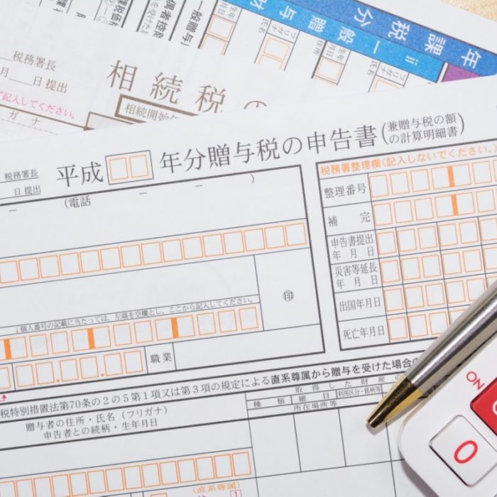 家族間の株式譲渡や相続等に係る税金とは？3つの移動の方法と税金対策を解説！